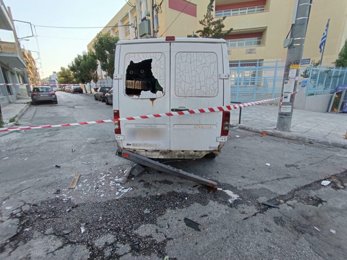Το βαν πάνω στο οποίο έπεσαν το ΙΧ και η μηχανή στο Χαϊδαρι