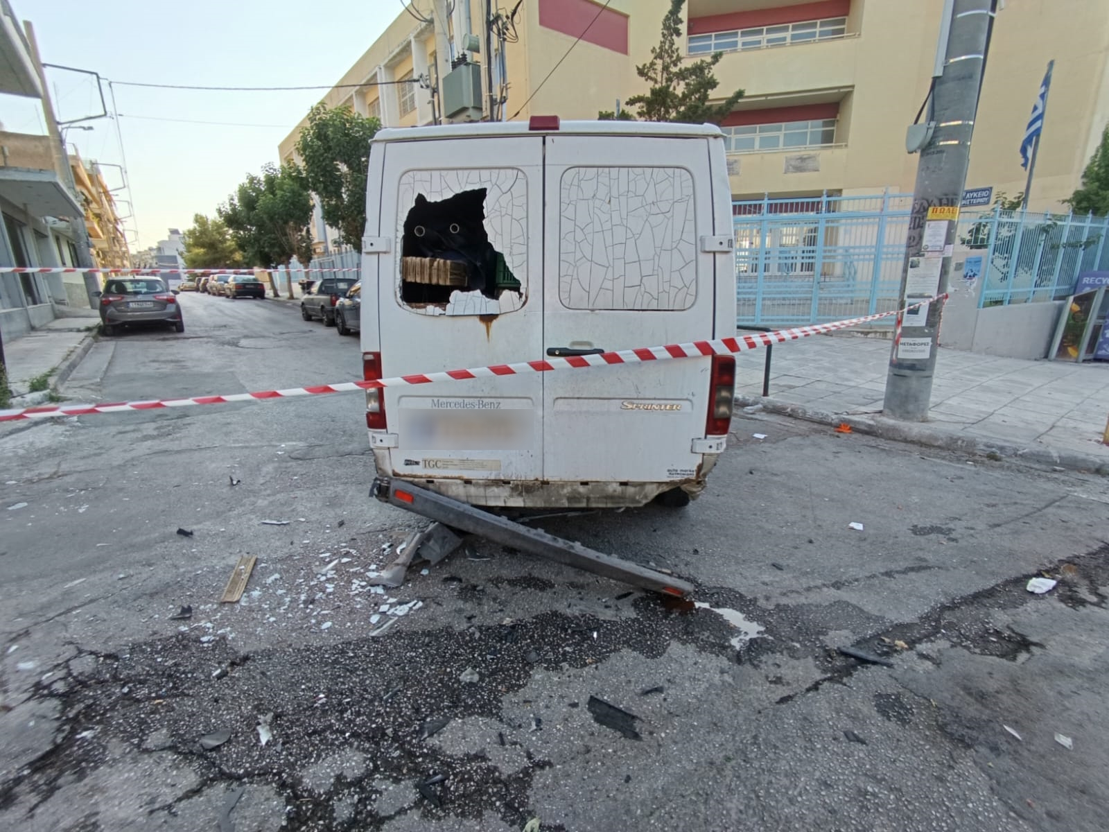 Το βαν πάνω στο οποίο έπεσαν το ΙΧ και η μηχανή στο Χαϊδαρι