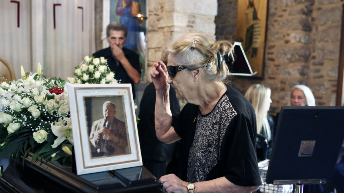 Σε λαϊκό προσκύνημα η σορός του Πετρολούκα Χαλκιά