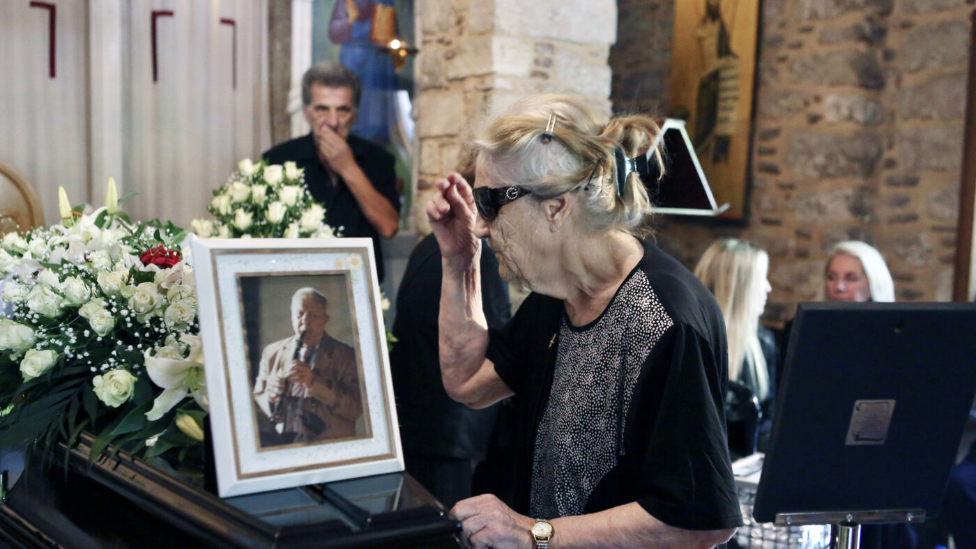 Σε λαϊκό προσκύνημα η σορός του Πετρολούκα Χαλκιά