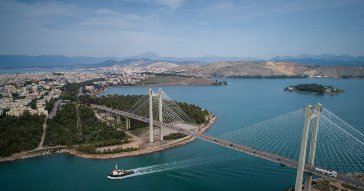 Τροχαίο στην υψηλή γέφυρα της Χαλκίδας – Τεράστιο μποτιλιάρισμα στο ρεύμα προς Σχηματάρι