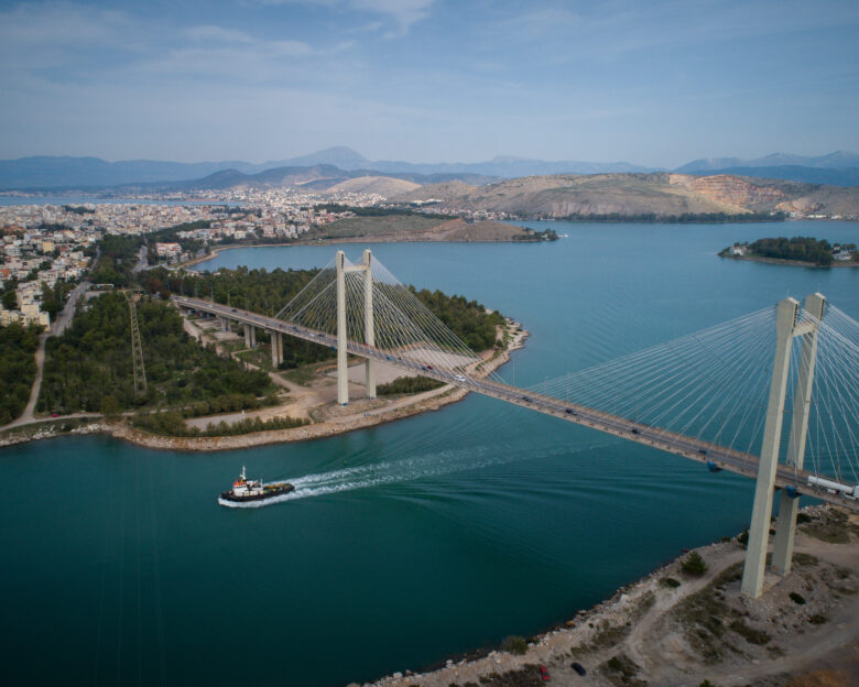Τροχαίο στην υψηλή γέφυρα της Χαλκίδας – Τεράστιο μποτιλιάρισμα στο ρεύμα προς Σχηματάρι