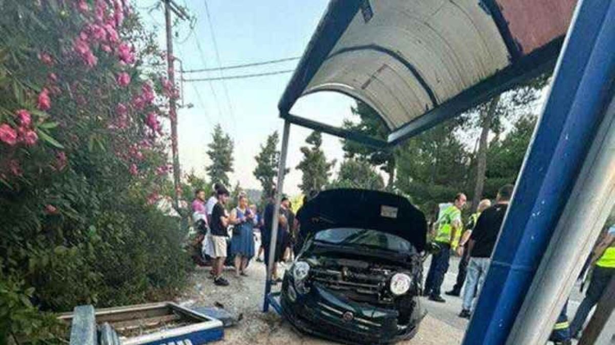 Το αυτοκίνητο που έπεσε σε στάση του ΚΤΕΛ στην Χαλκιδική