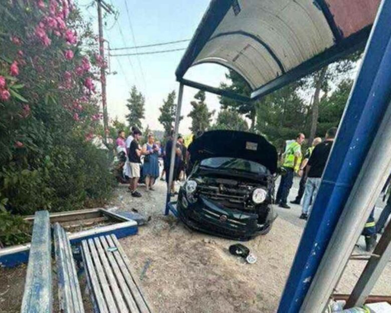 Χαλκιδική: Αυτοκίνητο έπεσε σε στάση ΚΤΕΛ – Αναφορές για τουλάχιστον 2 τραυματίες