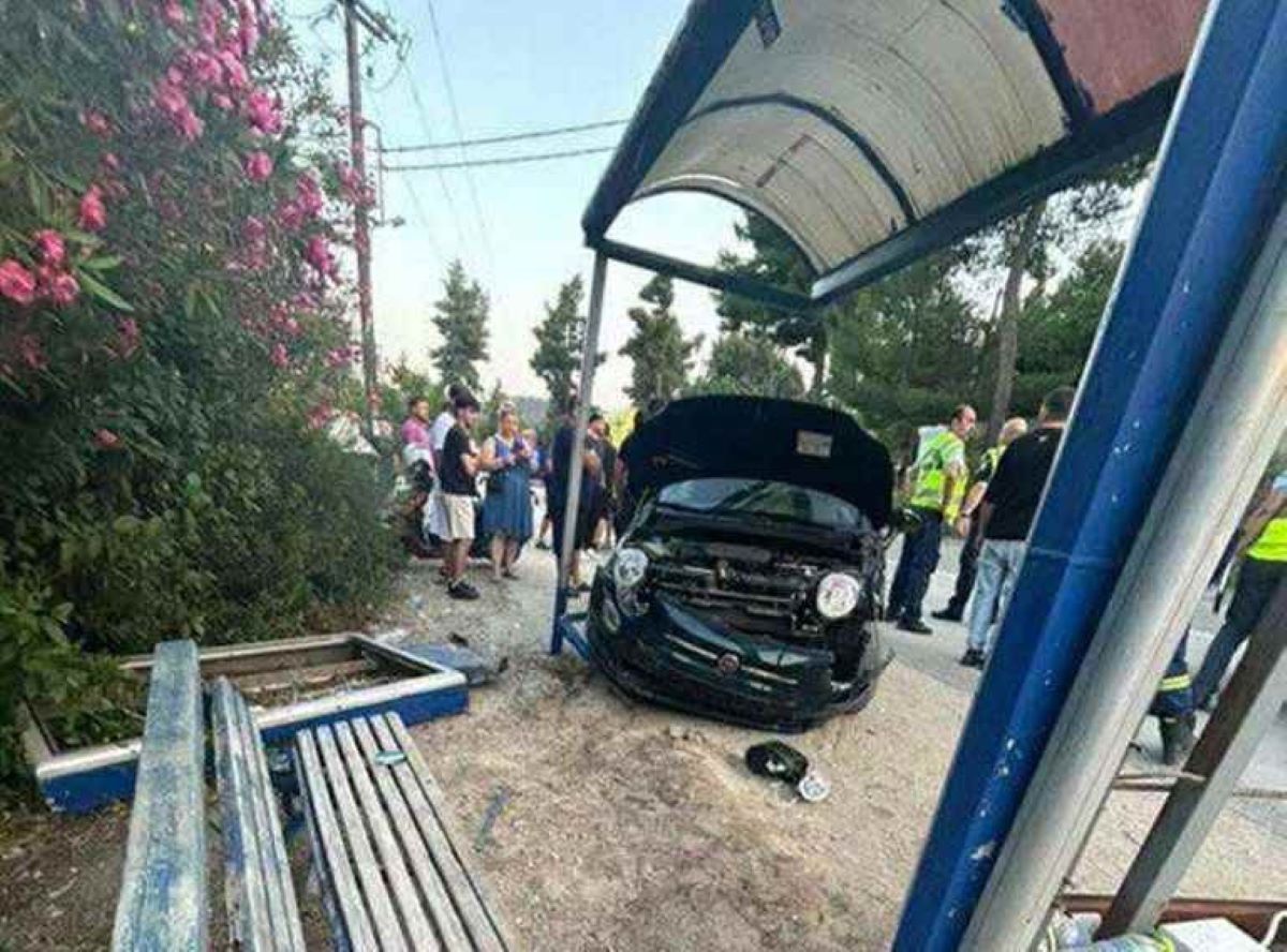 Το αυτοκίνητο που έπεσε σε στάση του ΚΤΕΛ στην Χαλκιδική