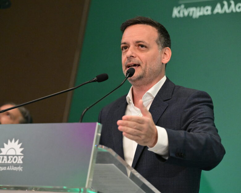Η «ηγετική» εμφάνιση Χάρη Δούκα σε εκδήλωση του ΠΑΣΟΚ και η αλλαγή πολιτικής ατζέντας που ευνοεί το κόμμα