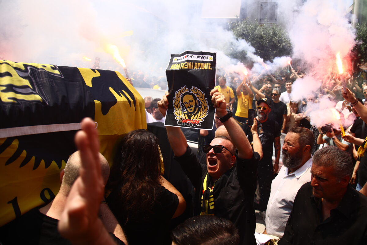 Οι οπαδοί της ΑΕΚ στη κηδεία του Δημήτρη Χατζηχρήστου