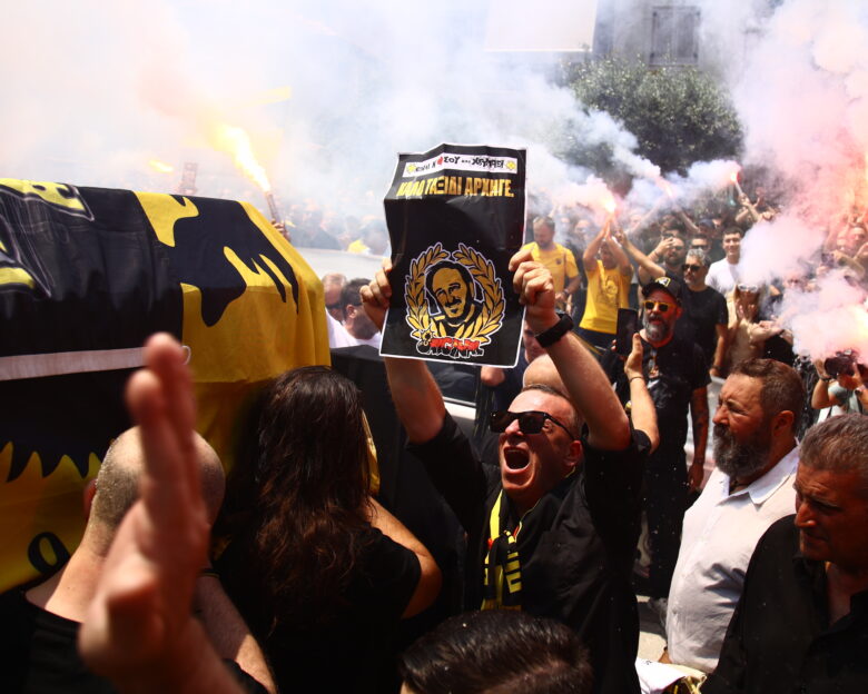 Δημήτρης Χατζηχρήστος: «Δάκρυσε» η OPAP Arena στο τελευταίο αντίο του ιδρυτή της Original – Στεφάνια και από τις Θύρα 13, 7