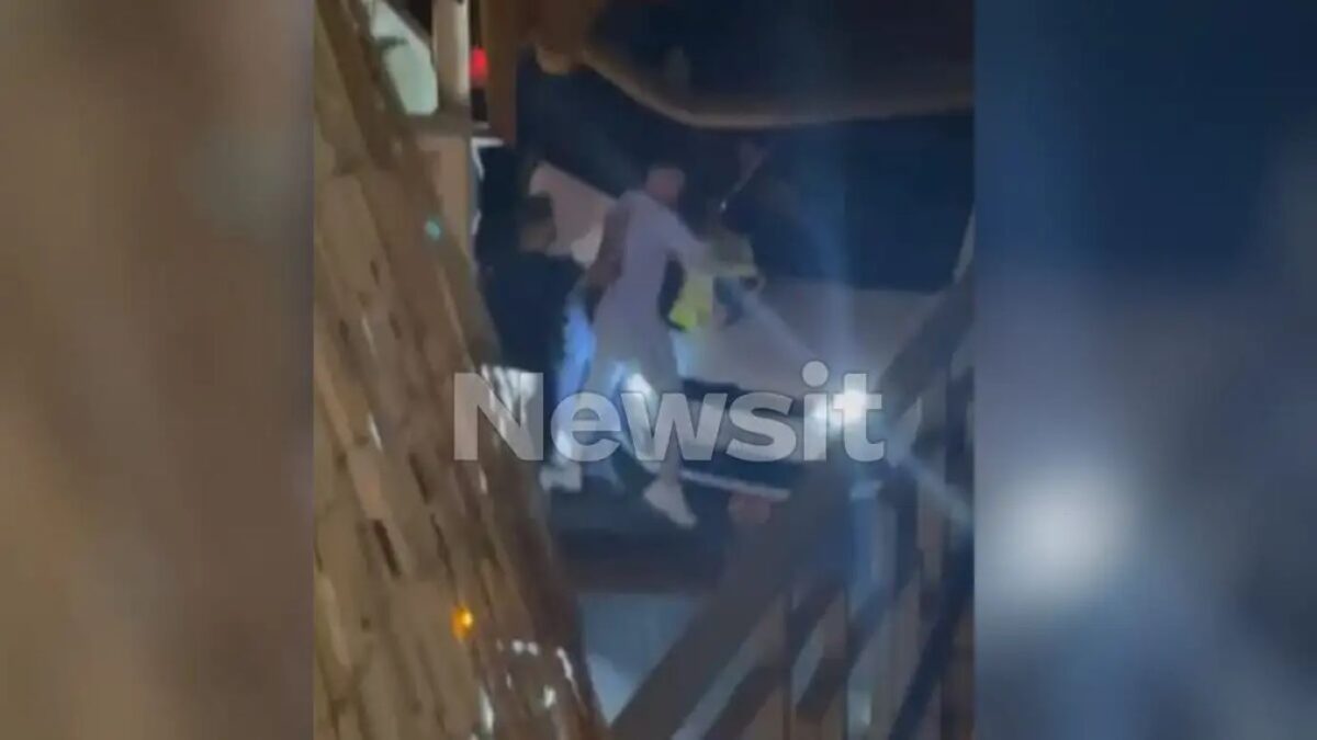 Η στιγμή της επίθεσης στον εργαζόμενο στην καθαριότητα