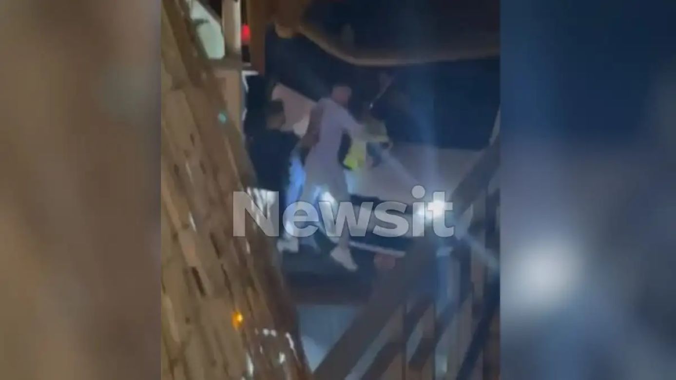 Η στιγμή της επίθεσης στον εργαζόμενο στην καθαριότητα