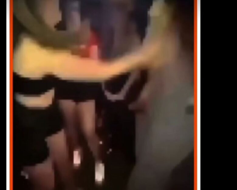 Βίντεο σοκ κάνει τον γύρο του διαδικτύου: Ανήλικη χτυπά συνομήλική της και την αναγκάζει να γονατίσει