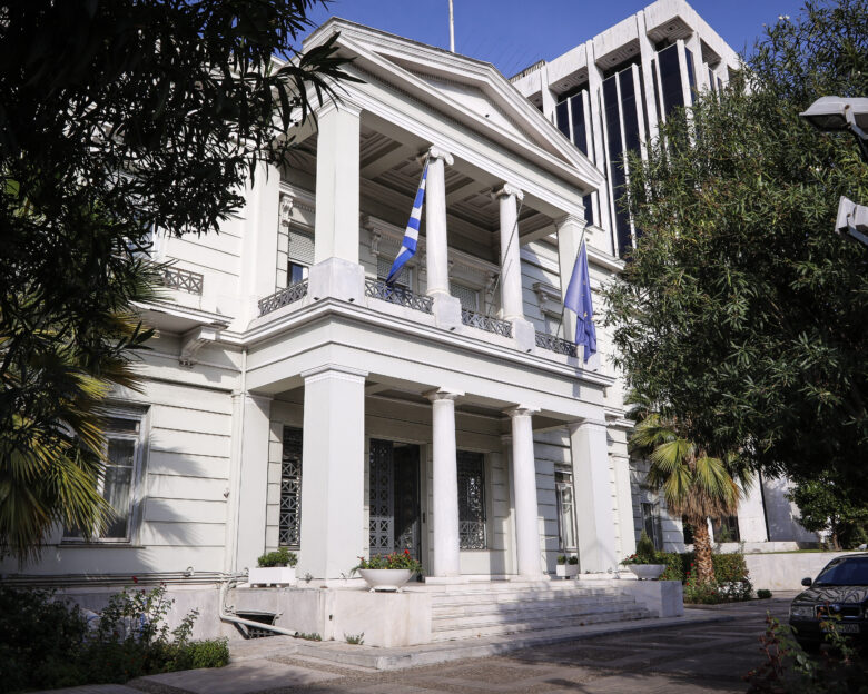 Oδηγίες του υπουργείου Εξωτερικών για τους Έλληνες που είναι στο Ιράν: Αποφεύγετε τις μετακινήσεις