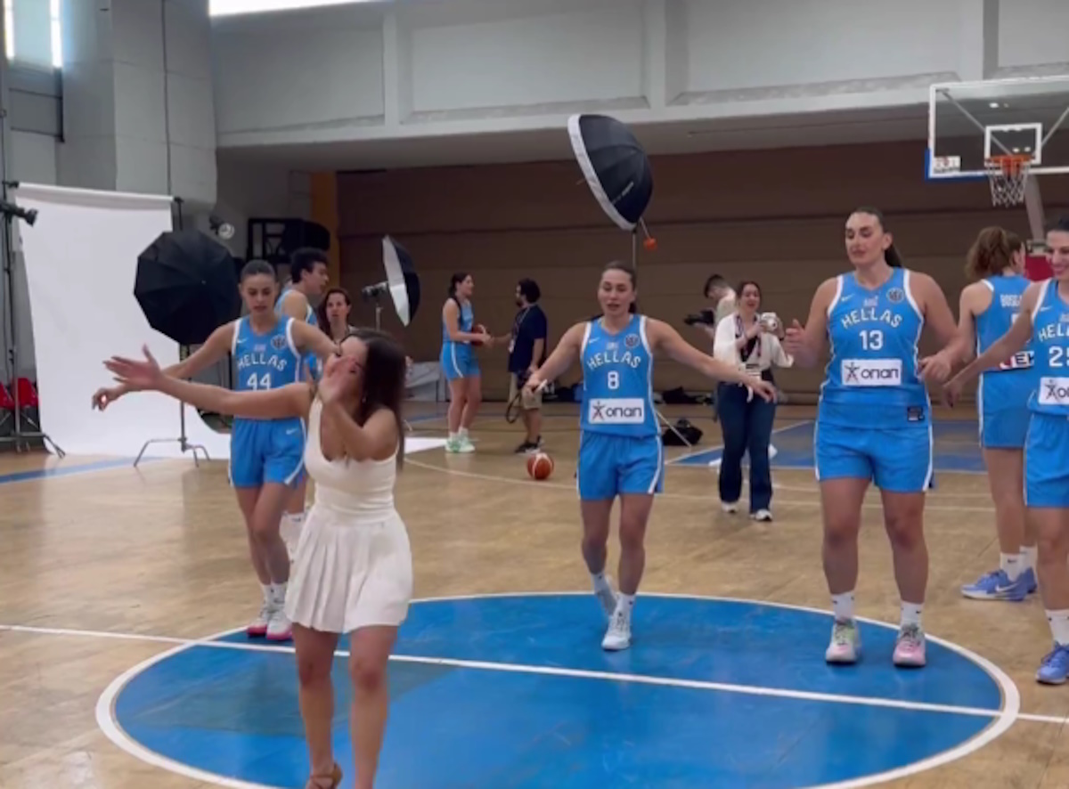 Η εθνική γυναικών χορεύει ζεϊμπέκικο