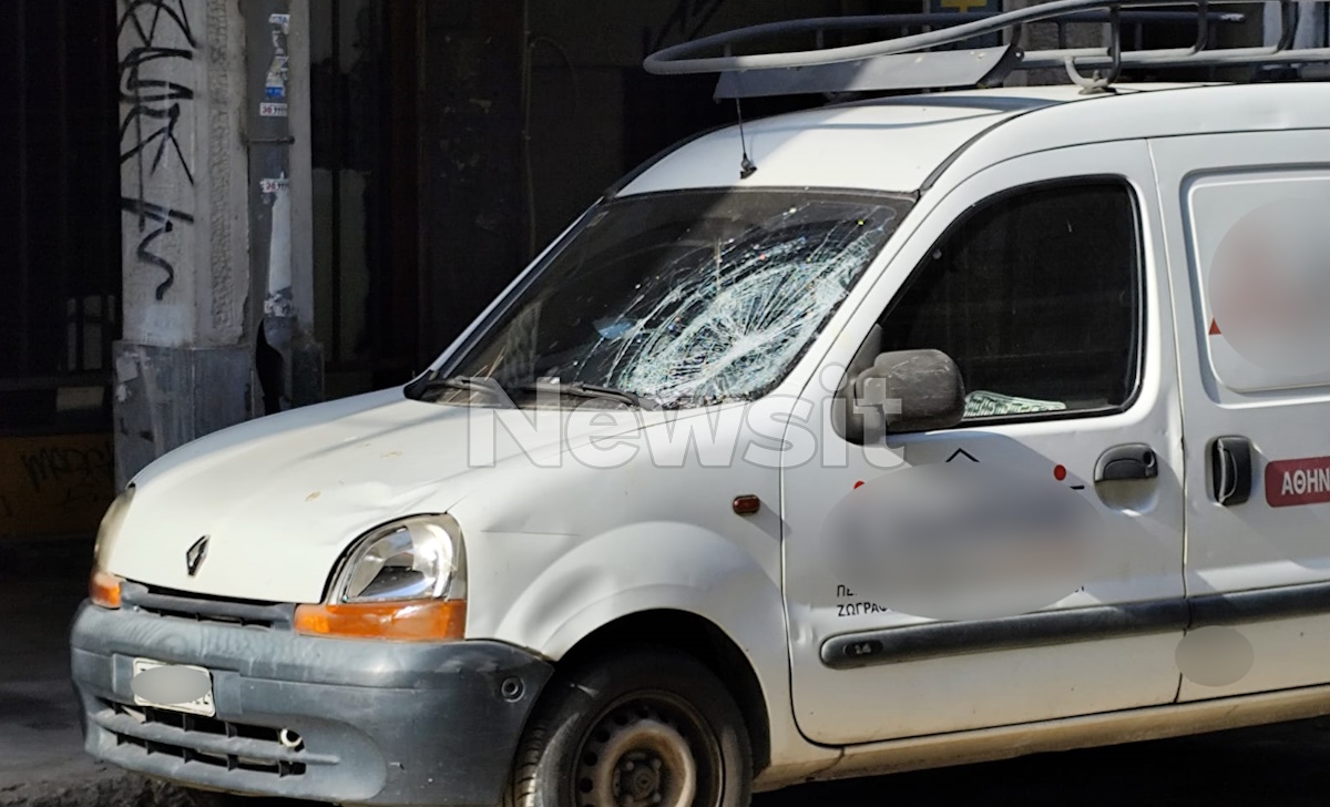 Το αυτοκίνητο πάνω στο οποίο έπεσε η 64χρονη μετά την παράσυρσή της από την μηχανή