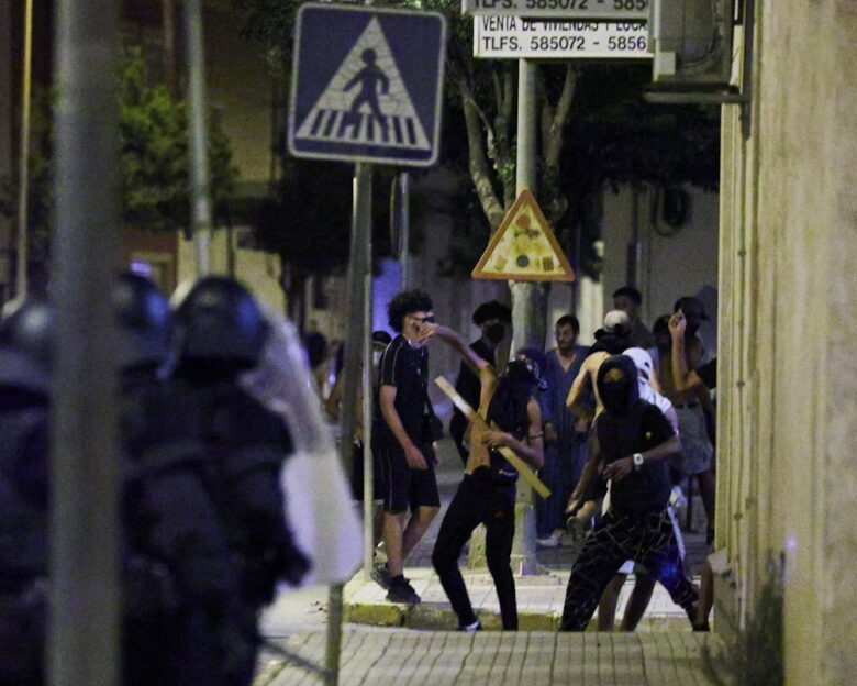 Σφοδρές συγκρούσεις ακροδεξιών και μεταναστών στην Ισπανία – 8 συλλήψεις