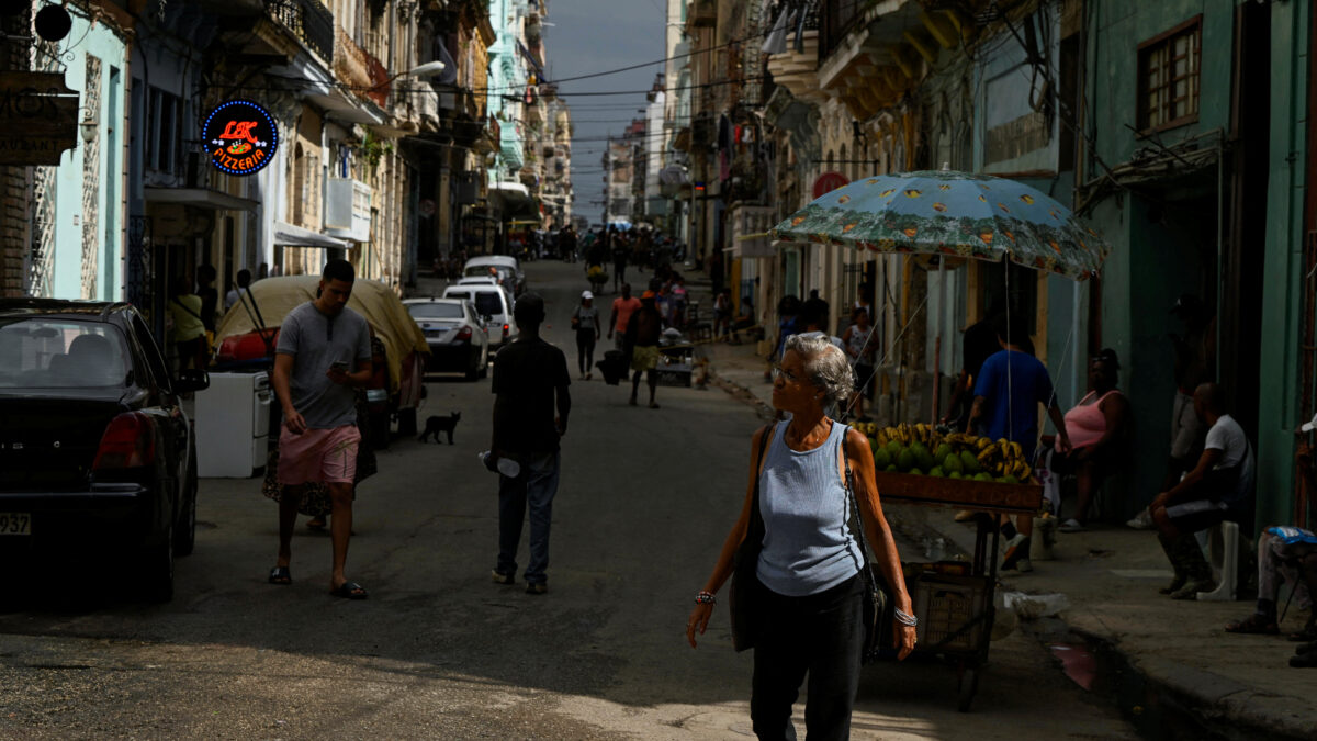 Άνθρωποι περπατούν στο δρόμο στο κέντρο της Αβάνας, Κούβα, στις 15 Ιουλίου 2025
