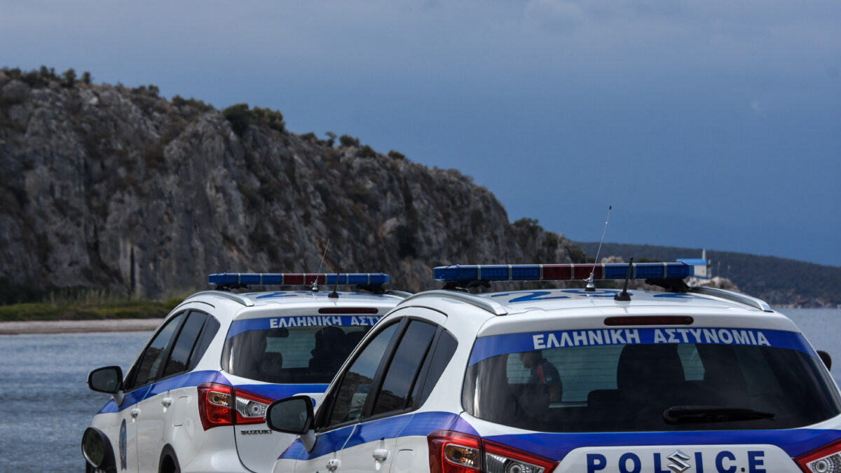 Περιπολικά της Ελληνικής Αστυνομίας σε παραλία
