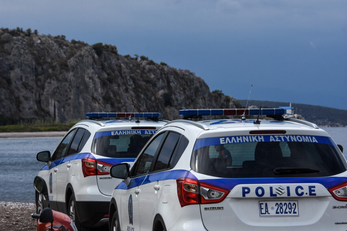 Περιπολικά της Ελληνικής Αστυνομίας σε παραλία
