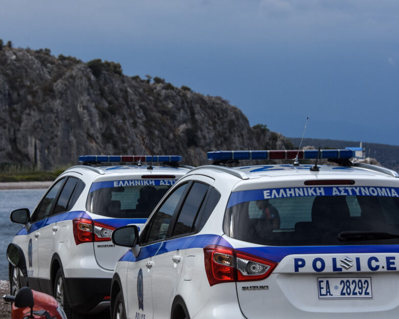 Ανάβυσσος: Συνελήφθησαν δύο υπεύθυνοι καταστημάτων για παράνομη κατάληψη παραλίας