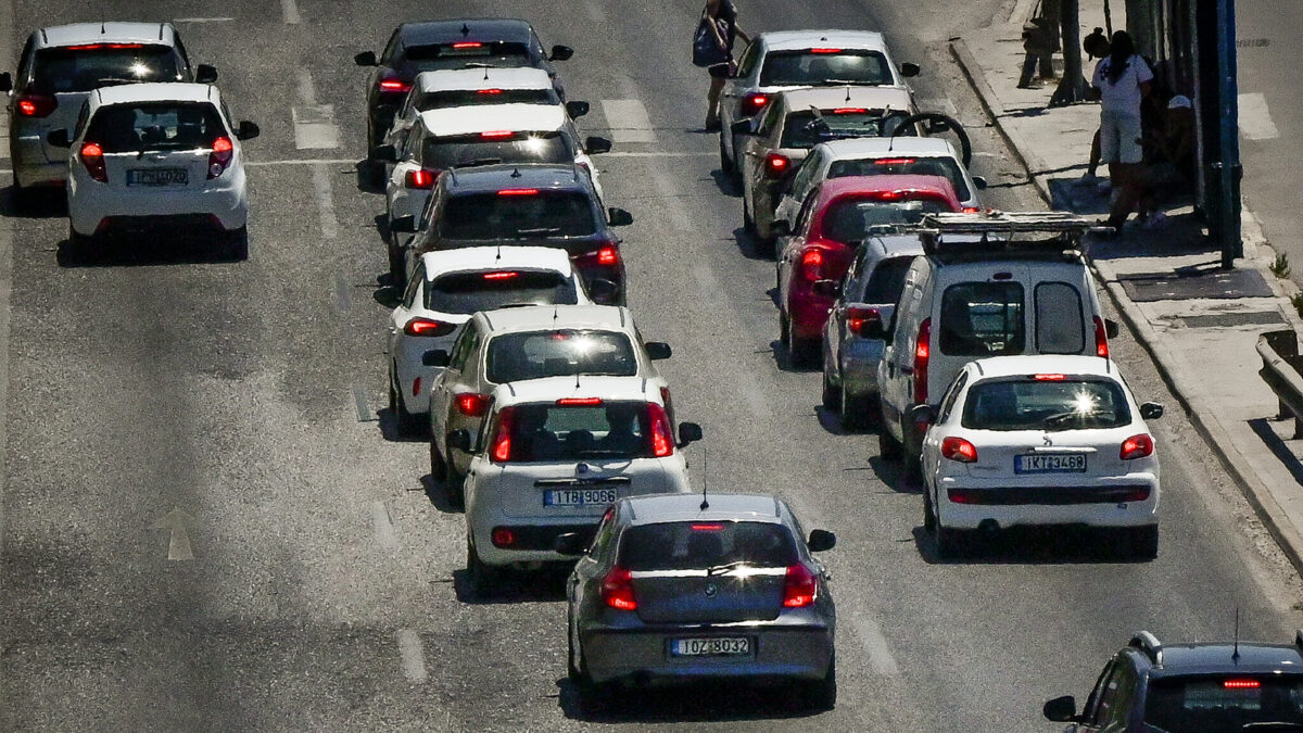 Αυτοκίνητα στην Λεωφόρο Ποσειδώνος
