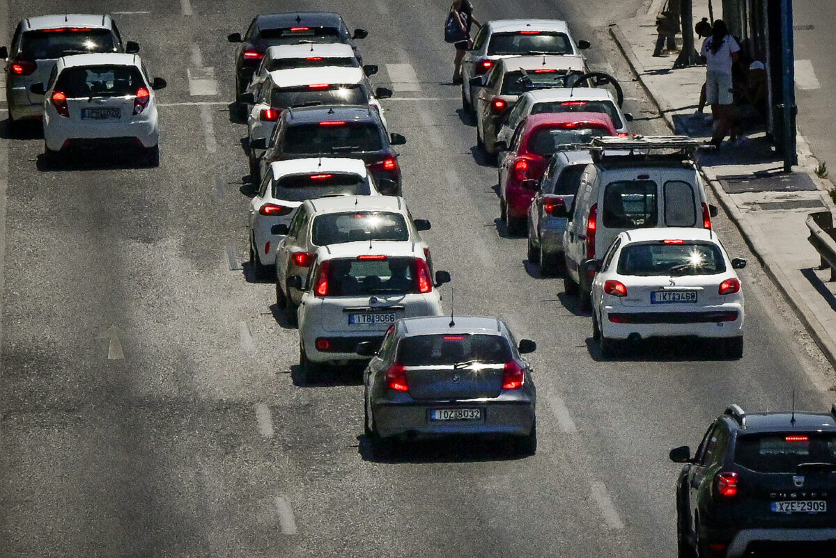 Αυτοκίνητα στην Λεωφόρο Ποσειδώνος
