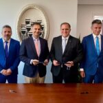 Ο διοικητής της ΑΑΔΕ Γιώργος Πιτσιλής ο υφυπουργός εξωτερικών Χάρης Θεοχάρης, ο γενικός γραμματέας ΓΓΔΟΣΕ Δημήτρης Σκάλκος