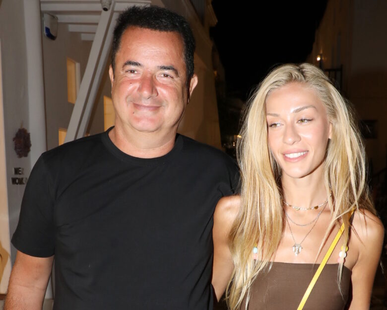 Ατζούν Ιλιτζαλί: Η κούκλα σύζυγος του «Mr Survivor» κέντρισε όλα τα βλέμματα στα Ματογιάννια της Μυκόνου