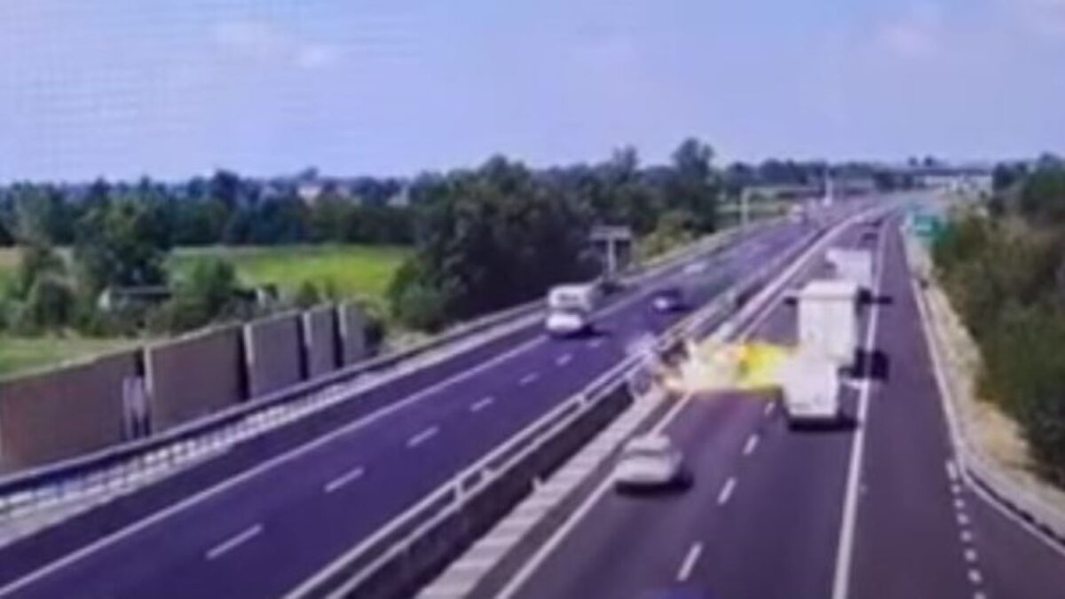 Διθέσιο αεροπλάνο κατέπεσε σε αυτοκινητόδρομο έξω από τη Μπρέσια