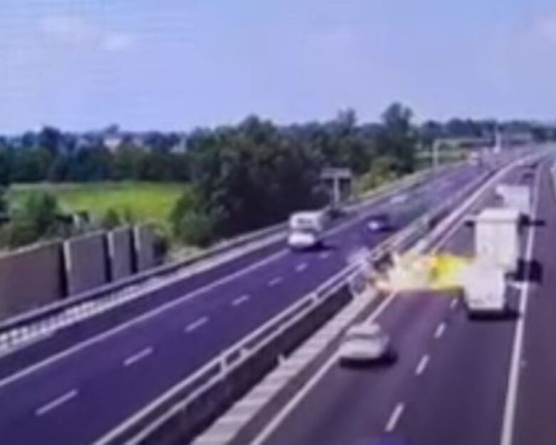 Ιταλία: Έπεσε μικρό αεροπλάνο σε αυτοκινητόδρομο έξω από τη Μπρέσια – Νεκροί και οι 2 επιβαίνοντες