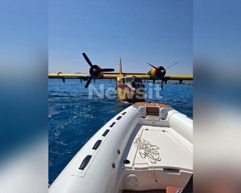 Η στιγμή της ρυμούλκησης του πυροσβεστικού αεροπλάνου που έκανε αναγκαστική προσθαλάσσωση στο Βραχάτι Κορινθίας
