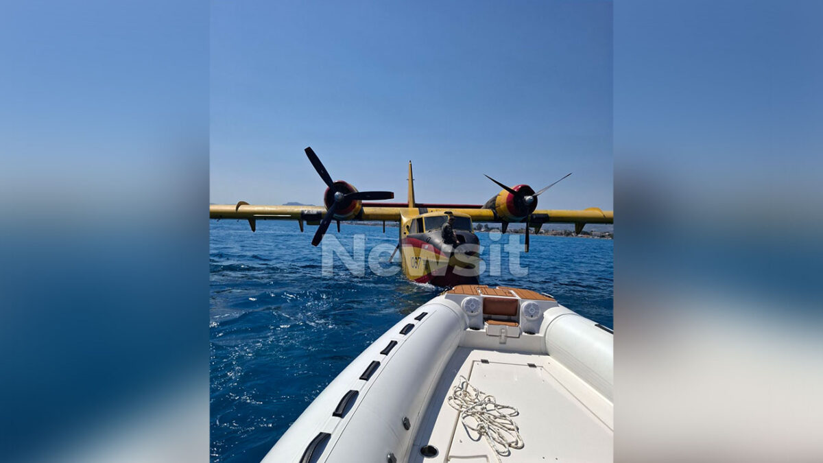 Η στιγμή της ρυμούλκησης του πυροσβεστικού αεροπλάνου που έκανε αναγκαστική προσθαλάσσωση στο Βραχάτι Κορινθίας