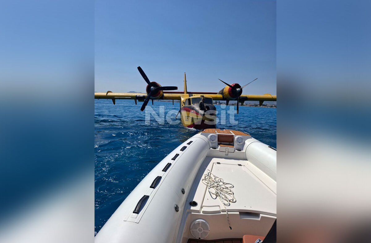 Η στιγμή της ρυμούλκησης του πυροσβεστικού αεροπλάνου που έκανε αναγκαστική προσθαλάσσωση στο Βραχάτι Κορινθίας