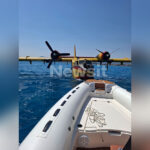 Η στιγμή της ρυμούλκησης του πυροσβεστικού αεροπλάνου που έκανε αναγκαστική προσθαλάσσωση στο Βραχάτι Κορινθίας