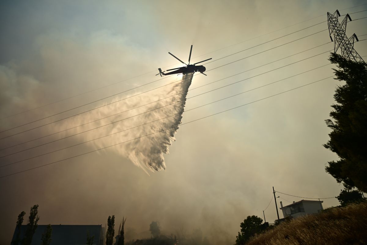 Ισχυρές δυνάμεις για τη φωτιά στις Αφίδνες