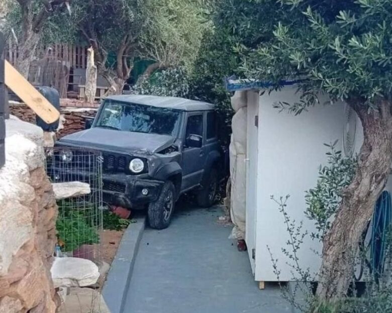 Οι άνεμοι παρέσυραν τζιπ στην Τήνο: «Καρφώθηκε» σε αυλή σπιτιού