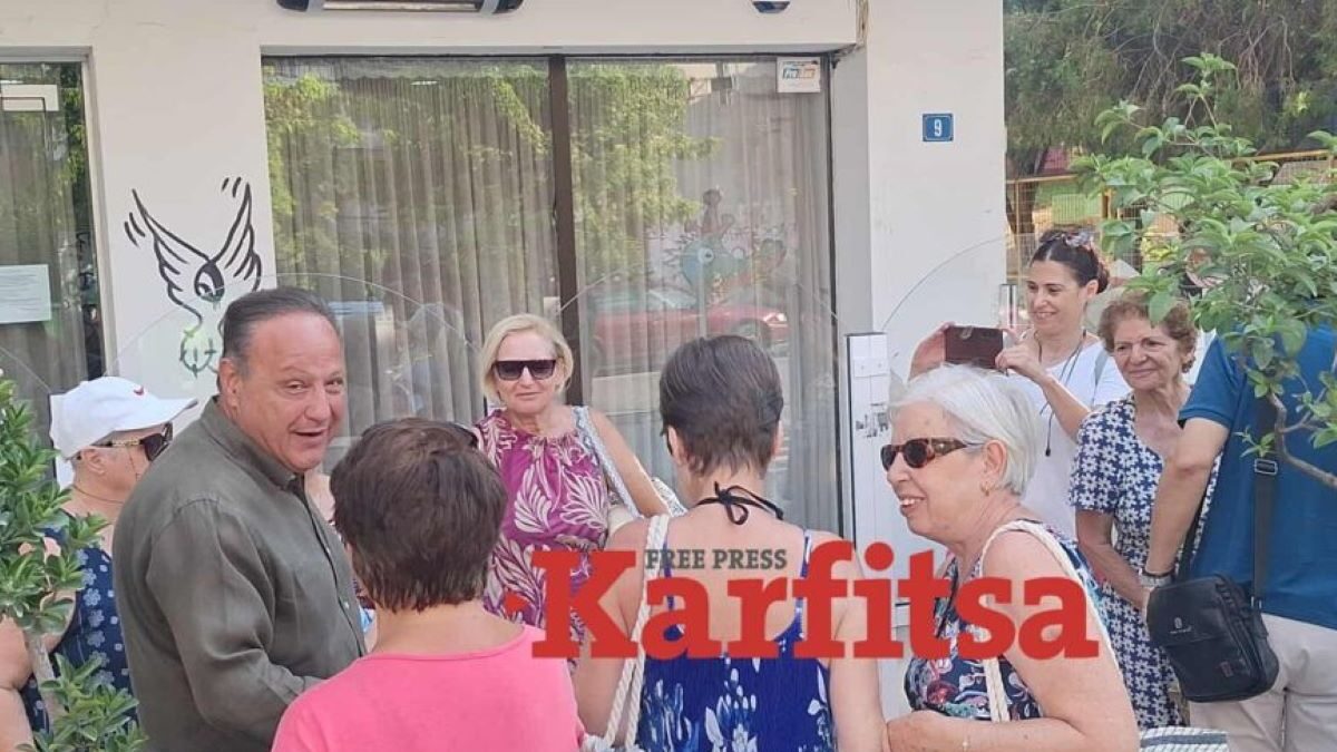 Ο δήμαρχος Θεσσαλονίκης, Στέλιος Αγγελούδης με ηλικιωμένους