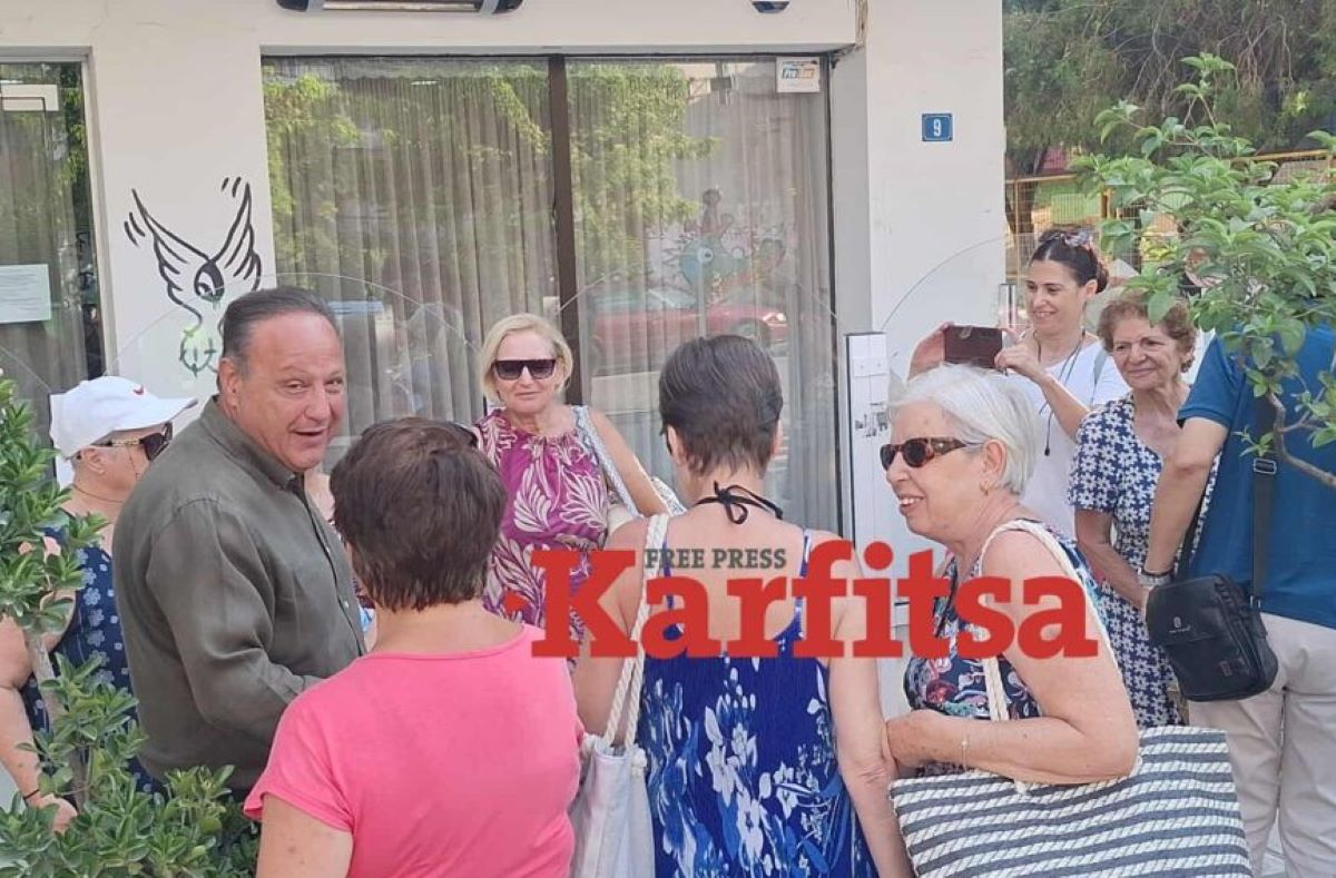 Ο δήμαρχος Θεσσαλονίκης, Στέλιος Αγγελούδης με ηλικιωμένους