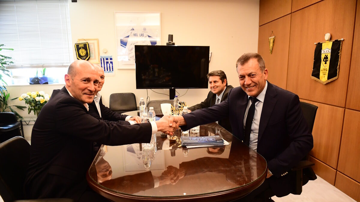 Ο Γιάννης Βρούτσης μαζί με τους αδερφούς Αγγελόπουλους (ΦΩΤΟ KLODIAN LATO