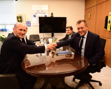 Ο Γιάννης Βρούτσης μαζί με τους αδερφούς Αγγελόπουλους (ΦΩΤΟ KLODIAN LATO
