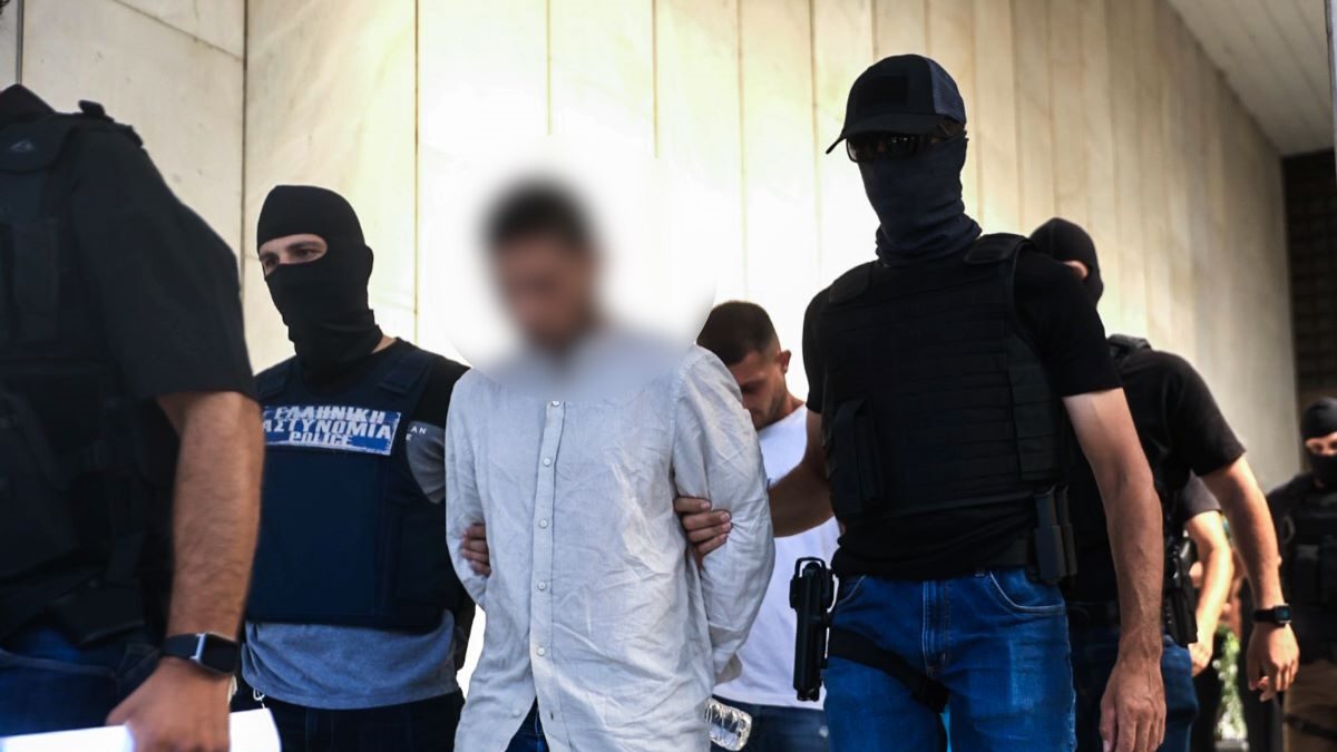 Ο 35χρονος μεταφέρεται από τους αστυνομικούς στα δικαστήρια