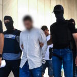 Ο 35χρονος μεταφέρεται από τους αστυνομικούς στα δικαστήρια