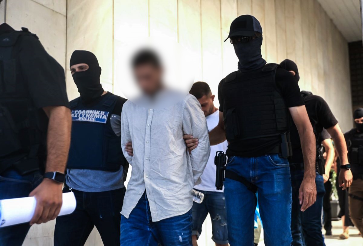 Ο 35χρονος μεταφέρεται από τους αστυνομικούς στα δικαστήρια