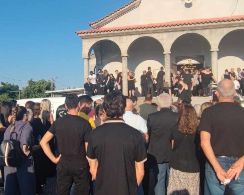 Αγρίνιο: Σπαραγμός στο τελευταίο «αντίο» της 2χρονης Αλεξάνδρας που παρασύρθηκε από το αυτοκίνητο του πατέρα της