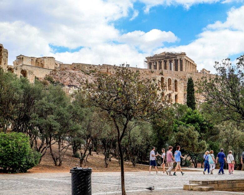 «Τι θα μπορούσαν να μάθουν οι Γερμανοί από τους Έλληνες»: H γερμανική δημόσια τηλεόραση εκθειάζει την χώρα μας