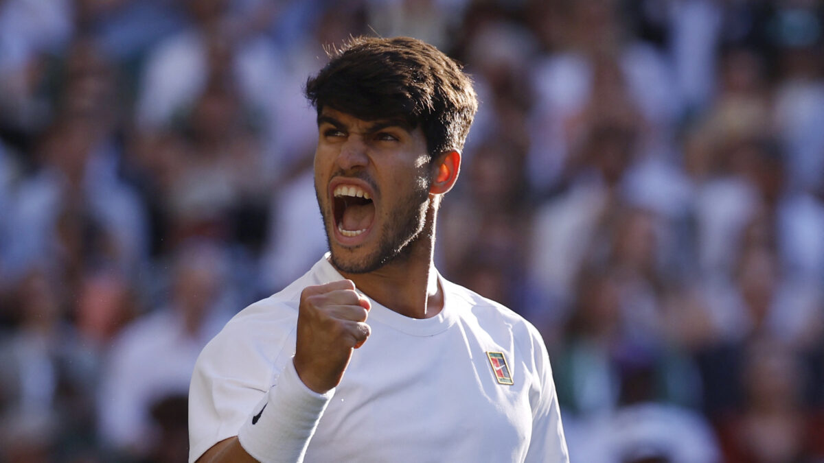 Ο Κάρλος Αλκαράθ πανηγυρίζει στο Wimbledon