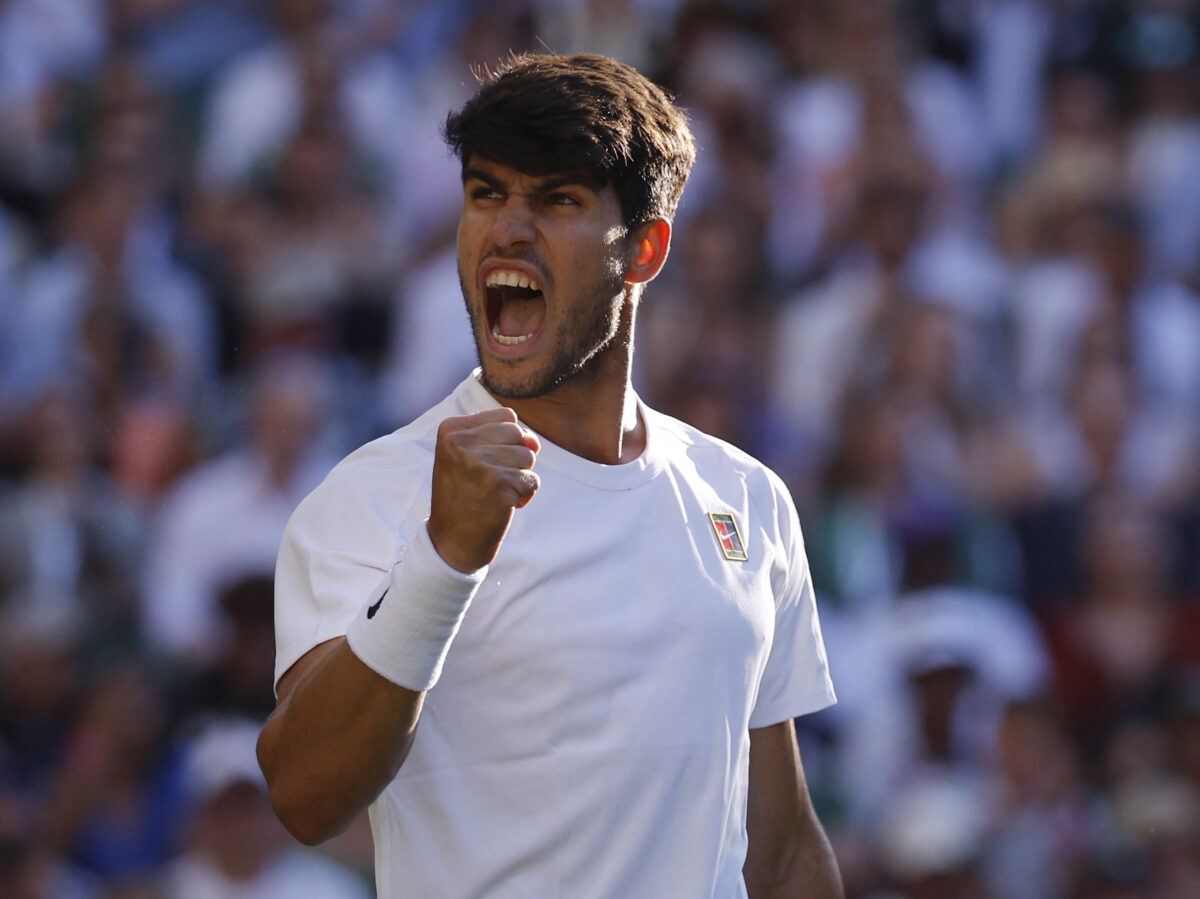 Ο Κάρλος Αλκαράθ πανηγυρίζει στο Wimbledon