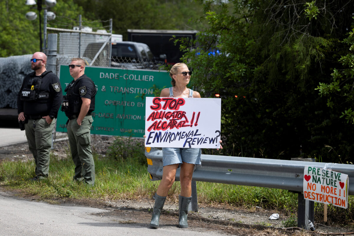 Woman demonstrates for the establishment of the immigrant detention center