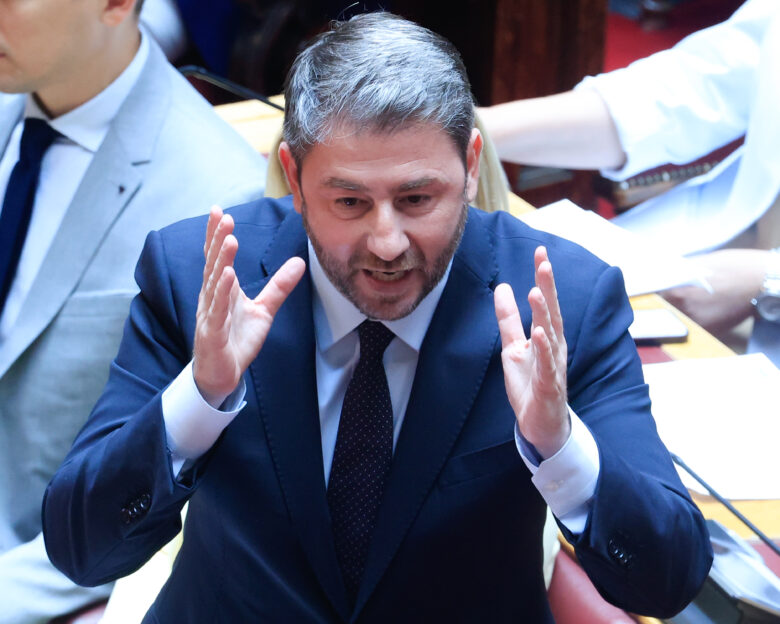 Βγήκαν τα μαχαίρια μεταξύ Γεωργιάδη και Ανδρουλάκη στη Βουλή: «Είσαι πόντικας που πηδάει από βάρκα σε βάρκα» – «Το ΠΑΣΟΚ με πρότεινε για υπουργό στην κυβέρνηση Παπαδήμου»