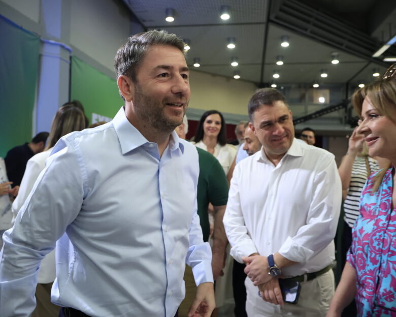 Χαμόγελα στο ΠΑΣΟΚ για τη Νεολαία του κόμματος – Νέα επίθεση Ανδρουλάκη κατά Μητσοτάκη για τον ΟΠΕΚΕΠΕ