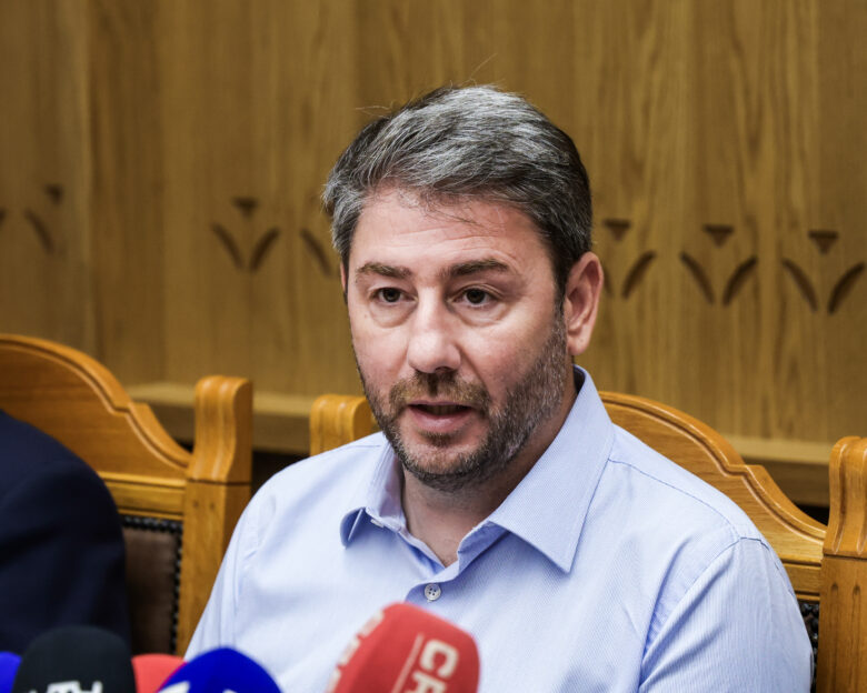 «Μουρμούρα» στο ΠΑΣΟΚ γιατί καθυστέρησαν να καταθέσουν την πρόταση για Προανακριτική: «Μας έπιασαν στον ύπνο»